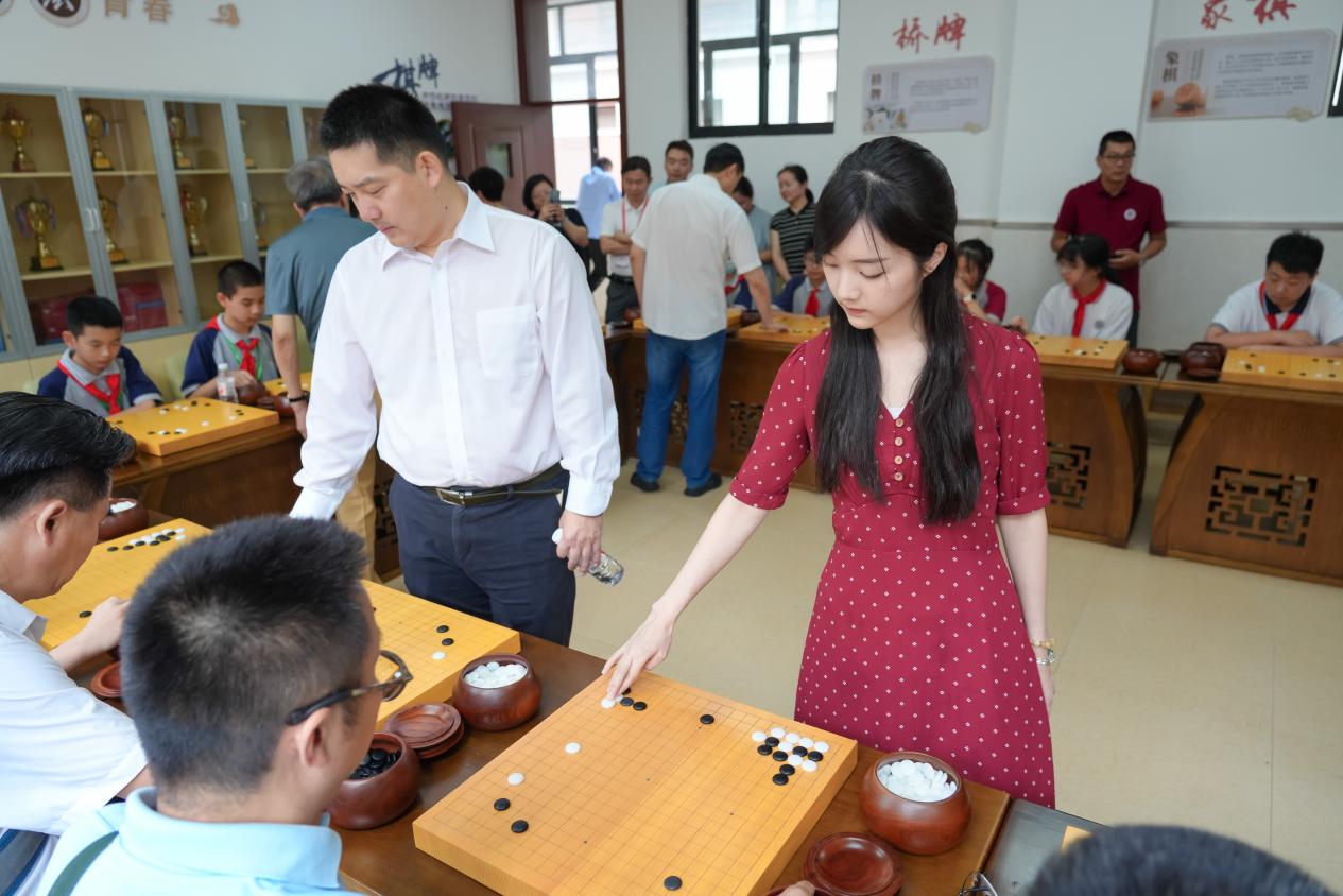 彰显围棋赛, 党支部书记, 钟海等领导